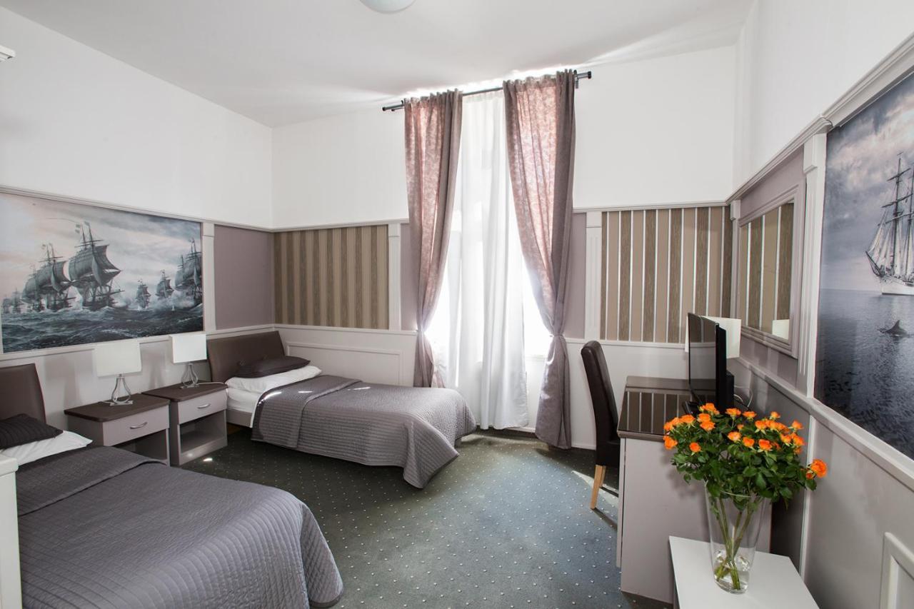 Hotel Galija Pula Exterior foto